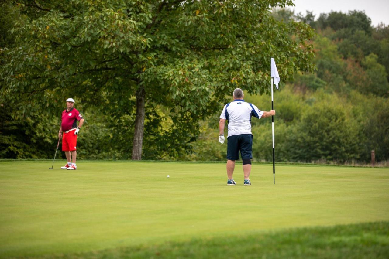 Quba Palace Hotel & Golf Resort Exterior photo Golfers on a putting green